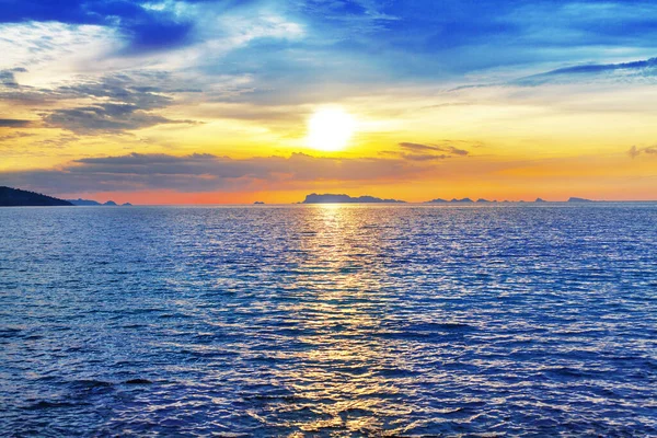 美しい海の夕日 熱帯ビーチの風景 日の出の海の風景 海の波 青い水 エキゾチックな島の自然 カラフルな空 黄色の太陽の輝きの反射 夏休み — ストック写真