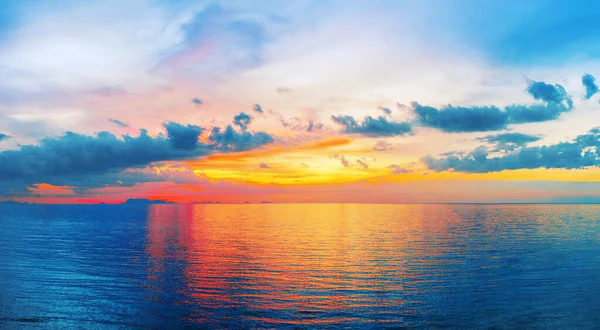 美しい海の夕日の風景日の出の海 熱帯の島のビーチエキゾチックな自然 青い海の波 カラフルな赤オレンジ色のピンクの紫色の空の雲黄色の太陽の反射 夏休みの休暇 — ストック写真