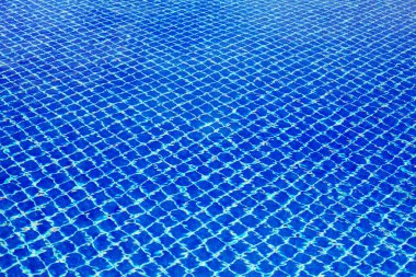 Yüzme havuzu yüzey dokusu üst manzaraya yakın, mavi su arka planı, yakıcı dalgalanma, yüzme havuzu döşemeli arka plan, deniz sahili yaz tatili, tatil konsepti, duvar kağıdı, boş kopya alanı