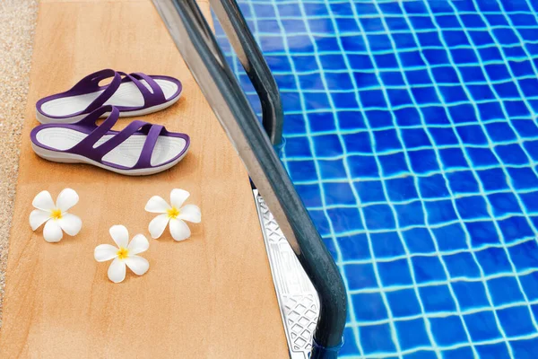 Swimmingpool Blaues Wasser Weiße Blumen Von Plumeria Frangipani Flip Flops — Stockfoto