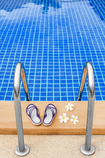 Schwimmbad Blaues Wasser Weiße Blumen Plumeria Frangipani Frauen Flip Flops — Stockfoto