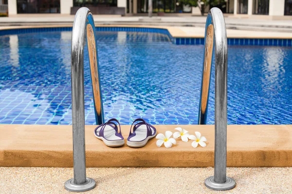 Schwimmbad Blaues Wasser Luxushotel Resort Freizeit Wellness Entspannen Weiße Plumeria — Stockfoto