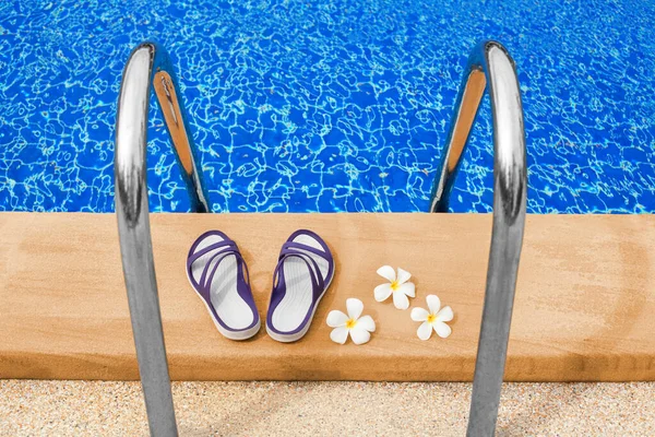 Schwimmbad Blaues Wasser Weiße Blumen Plumeria Frangipani Frauen Flip Flops — Stockfoto