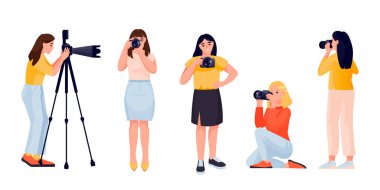 Beyaz arka planda farklı pozlarda kadın fotoğrafçı. Vektör düz çizim. Dijital kamerası olan bir kadın, çizgi film karakteri. Hobi, fotosistem, seyahat fotoğrafçılığı izole tasarım öğeleri