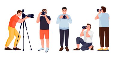 Beyaz arka planda farklı pozlarda fotoğrafçı. Vektör düz çizim. Dijital kameralı bir erkek, çizgi film karakteri. Hobi, fotosistem, seyahat fotoğrafçılığı izole tasarım öğeleri