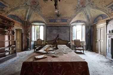 Eylül 2020. İtalya. Eski bir bronz heykel eski bir masada, terk edilmiş bir evde. Urbex İtalya 'da.