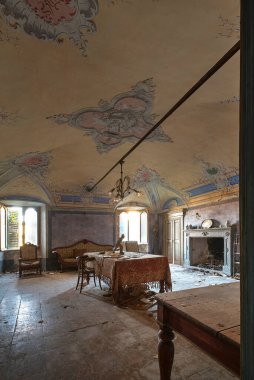 Eylül 2020. İtalya. Terk edilmiş bir evde oturma odası hala döşeli. Urbex İtalya 'da.