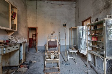 Kasım 2020, İtalya. Kuzey İtalya 'da terk edilmiş bir evde diş hekiminin eski muayenehanesi, diş hekimi ve ilaçlı dolaplar. Urbex İtalya 'da