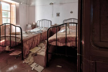 Kasım 2020, İtalya. Kuzey İtalya 'da terk edilmiş bir evin yatak odasında antika dövmeli demir bir yatak. Urbex İtalya 'da