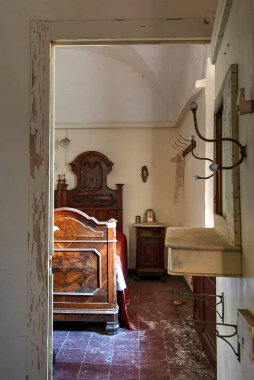 Kasım 2020, İtalya. Kuzey İtalya 'da terk edilmiş bir evin yatak odasında oyulmuş antik ahşap bir yatak. Urbex İtalya 'da