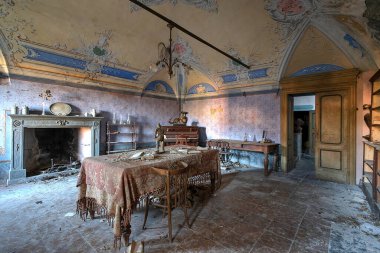 Eylül 2021. İtalya. Terk edilmiş bir evde oturma odası hala döşeli. Urbex İtalya 'da.