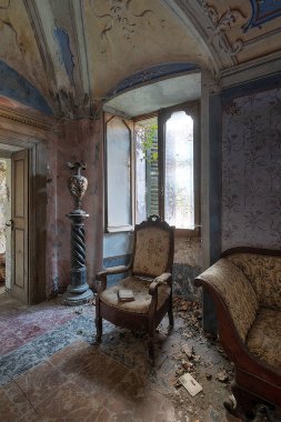 Eylül 2021. İtalya. Terk edilmiş bir evde oturma odası hala döşeli. Urbex İtalya 'da.