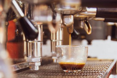 İtalyan kahvesinin profesyonel kahve makinesinden çıkarılması