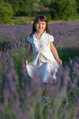 Eylül 2020, Bibbiano, İtalya. Ayçiçeği tarlasında tatlı küçük kız