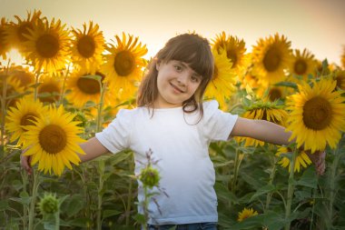 Eylül 2020, Bibbiano, İtalya. Ayçiçeği tarlasında tatlı küçük kız