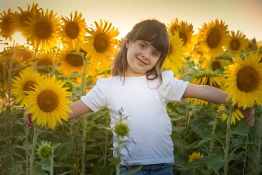 Eylül 2020, Bibbiano, İtalya. Ayçiçeği tarlasında tatlı küçük kız