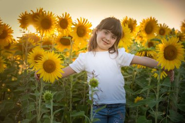 Eylül 2020, Bibbiano, İtalya. Ayçiçeği tarlasında tatlı küçük kız