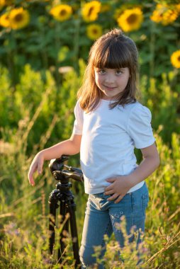 Eylül 2020, Bibbiano, İtalya. Ayçiçeği tarlasında tatlı küçük kız