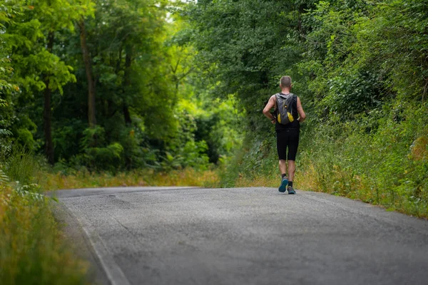 29 Ocak 2021, Quattro Castella, İtalya. Kaçak trenleri Emiian tepelerinde tek başına.