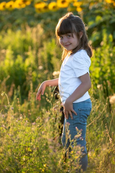 Eylül 2020, Bibbiano, İtalya. Ayçiçeği tarlasında tatlı küçük kız