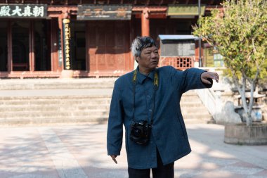 Yunnan, Çin Şubat 2019. Batılı turistlerin varlığına şaşıran kırsal bir köyün sakinleri.