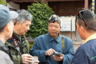 Yunnan, Çin Şubat 2019. Batılı turistlerin varlığına şaşıran kırsal bir köyün sakinleri.