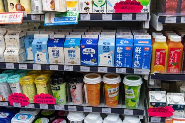 Şubat 2019, Şangay. Bir şehir süpermarketinde Çinli sinsi sinsi dolaşıyor.