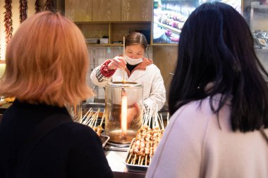 Şubat 2019, Shangahi. Shangahi 'nin sokak yemekleriyle dolu bir köşesi.