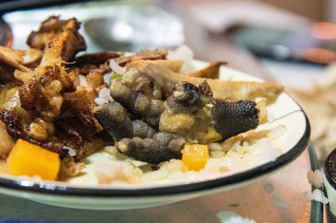 Dali, Şubat 2019. İtalyan turistler Çin 'in Dali kentindeki tipik bir aile restoranında