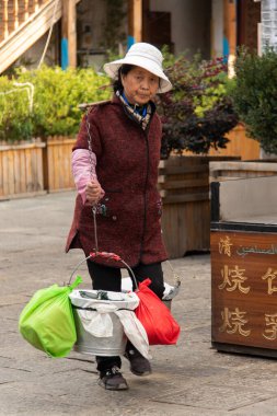 DALI, ÇİN. Şubat 2019. Çinli çiftçiler mallarını pazarda satıyorlar..