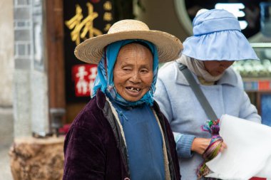 DALI, ÇİN. Şubat 2019. Çinli çiftçiler mallarını pazarda satıyorlar..