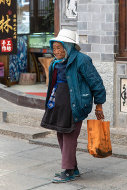 DALI, ÇİN. Şubat 2019. Çinli çiftçiler mallarını pazarda satıyorlar..