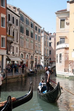 Rio Orseolo 'da Gondollar ve turistler