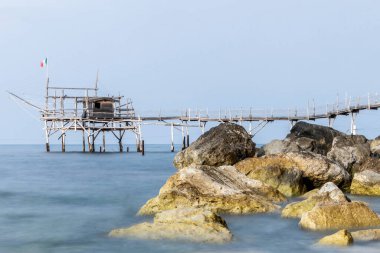 Haziran 2021, San Vito Chietino, Abruzzo, İtalya. Trabocchi sahili. Turchino Trabocco manzarası. Eski balıkçılık makinesi