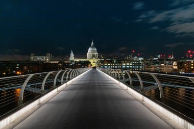 St Paul Katedrali ve Londra Thames Nehri üzerindeki Milenyum Köprüsü