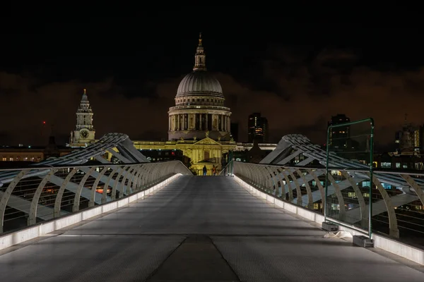 Katedra Pawła Millennium Bridge Nad Tamizą Londynie — Zdjęcie stockowe