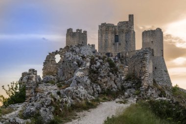Rocca Calascio, Gran Sasso Ulusal Parkı. Haziran 2021. Gran Sasso 'nun Aquila bölgesi ve özellikle Calascio kalesi birçok film için bir dekor olarak kullanılmıştır. Bayan Hawke. 