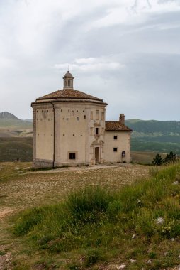 Rocca Calascio, Abruzzo, Gran Sasso, İtalya. Haziran 2021 Santa Maria della Piet Kilisesi. Calascio kalesinin eteklerinden yükseliyor..