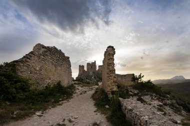 Rocca Calascio, Gran Sasso Ulusal Parkı. Haziran 2021. Gran Sasso 'nun Aquila bölgesi ve özellikle Calascio kalesi birçok film için bir dekor olarak kullanılmıştır. Bayan Hawke. 