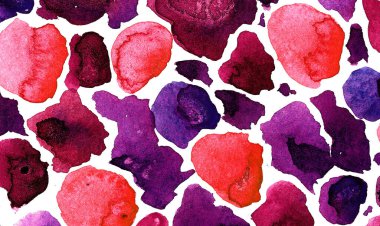 Suluboya dokusu. Ilık sulu gölgelerin parlak renklerinde suluboya lekeler. Suluboya kırmızı bordo ve mor düzensiz benekler beyaz arkaplanda