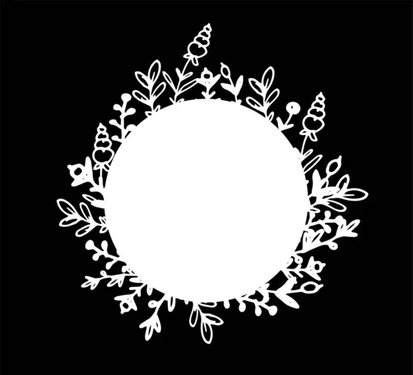Yazılarınız için boş daire, Doodle tarzı yapraklar ve böğürtlenlerle çevrili, beyaz arkaplan vektör çizimi üzerinde siyah ana hatlı. İzole vektör grafiklerinin modern sanatı. Eski model. Vektör izole çizgi drawi