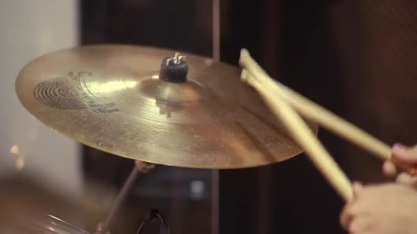Spelen met drumstokken op een drumstel. De muzikant drumt, slaat de bekkens — Stockvideo