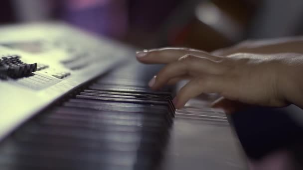 Konser sırasında elektronik anahtar çalan bir müzisyenin elleri. Elektronik piyano çalmak. — Stok video