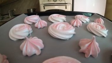 Aşçı, pasta şefi fırında kek hazırlıyor, birinci şahıs manzaralı. Pasta şefi pişirmek için fırına bir tepsi krema koyar. Evde lezzetli kekler pişiriyorum..