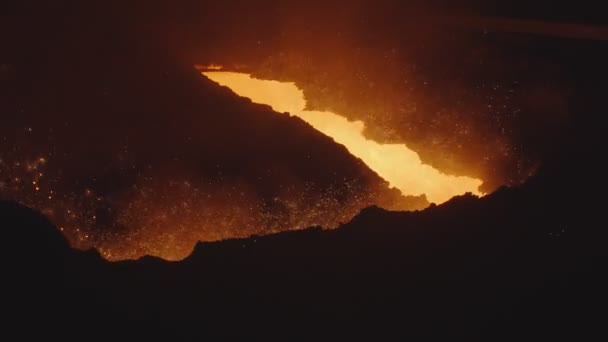 O magma derretido flui pela conduta, derramando faíscas. Fluxo de metal fundido derrama pela vala, faíscas e salpicos voando para os lados — Vídeo de Stock