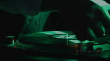 DJ plağı pikaba koyar ve kulüp müziği çalar. Retro analog ses ekipmanları. Plaj partisi festivalinde eski DJ 'ler için. Kalabalık bir grup. Disko klübünün yaz gece hayatı