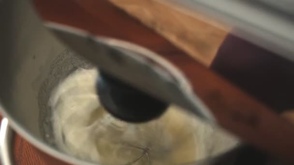 De elektrische mixer close-up snel zweept het ei wit tot een dikke homogene massa, die vervolgens wordt gebruikt bij het koken als dessert — Stockvideo