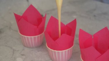 Hamur torbasından elinle yemek pişir. Lezzetli bir pasta hazırlamak için hamur doldur. Yakın plan.