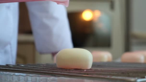 Vrouw gebak chef-kok handen giet zoete taart dikke roze spiegelglazuur, chef-kok versiert een heerlijk dessert op de beglazing grid — Stockvideo