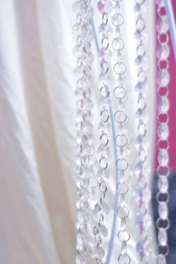 Kristal avize. Büyük klasik kristaller. Büyük, güzel bir kristal avizenin alçak açılı çekimi. Parlak parlak yansımasıyla.